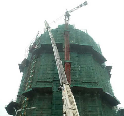 江永吊车在工地上作业